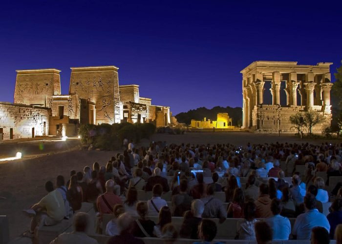 Foto Dei Visitatore Al Templo Di Philae Durante Lo Spettacolo Di Suoni E Luci