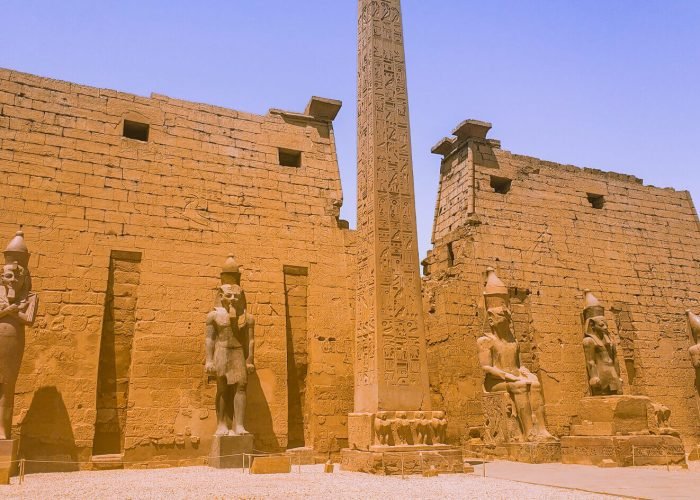 Statue E Un Obelisco Della Facciata Del Tempio Di Luxor