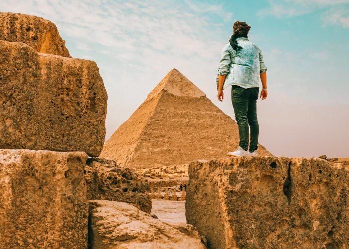 Turista Uomo In Piedi Di Fronte Alla Piramide Di Khafre