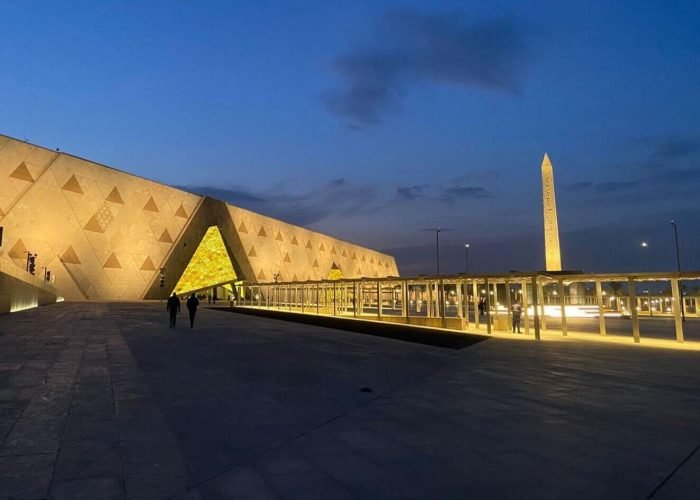 Una Foto Dell Ingresso Principale Del Grande Museo Egiziano A Giza