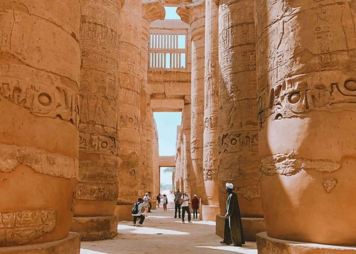 Una Foto Di Alcuni Visitatori Vicino Alle Colonne Del Tempio Di Karnak