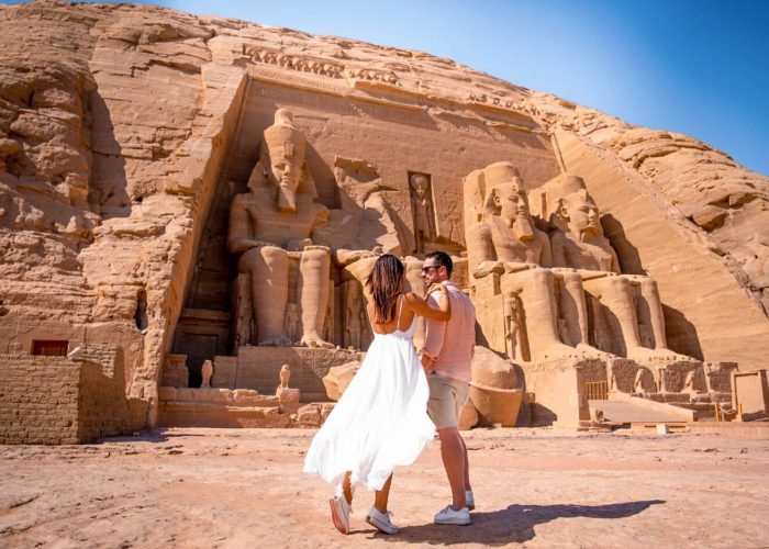 Una Foto Di Una Coppia Di Fronte Al Templo Di Abu Simbel A Aswan