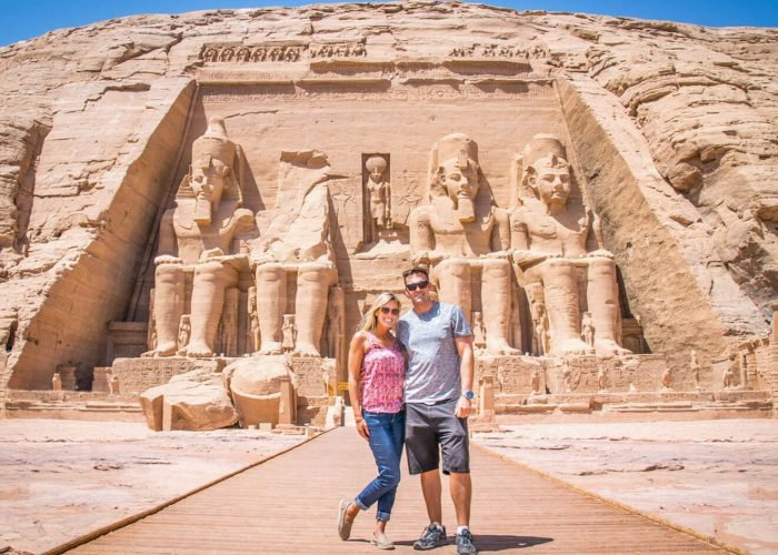 Una Meravigliosa Foto Della Coppia Davanti Al Tempio Di Abu Simbel