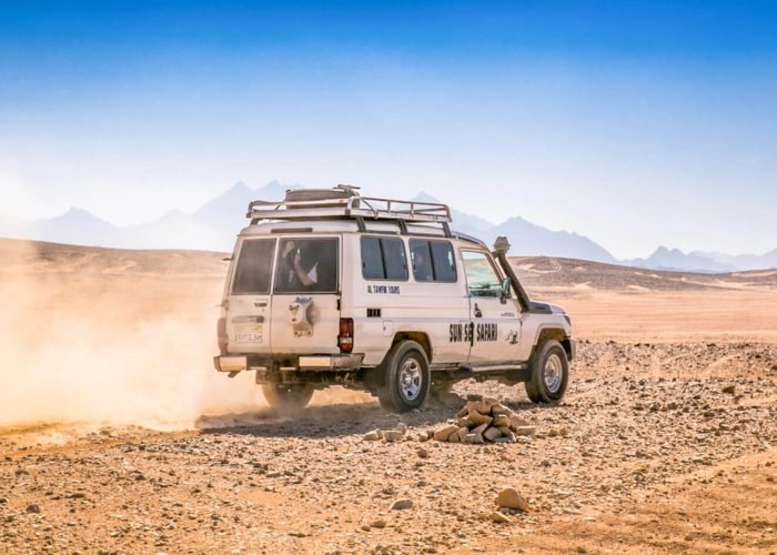 Una Meravigliosa Foto Di Un Auto A Quattro Ruote Motrici Durante Uno Dei Meravigliosi Viaggi Safari