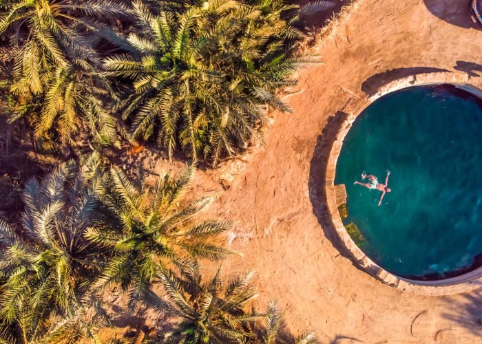 Una Meravigliosa Foto Di Un Viaggiatore Da Una Delle Meravigliose Sorgenti A Siwa