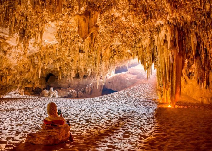 Una Meravigliosa Foto Di Una Ragazza Dallinterno Della Grotta Di Djara Nelloasi Di Bahariya