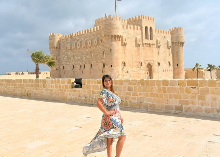 Una Meravigliosa Foto Di Una Ragazza Di Fronte Alla Cittadella Di Qaitbay Ad Alessandria