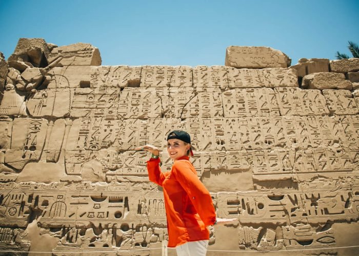 Una Meravigliosa Immagine Di Un Turista Nel Tempio Di Luxor