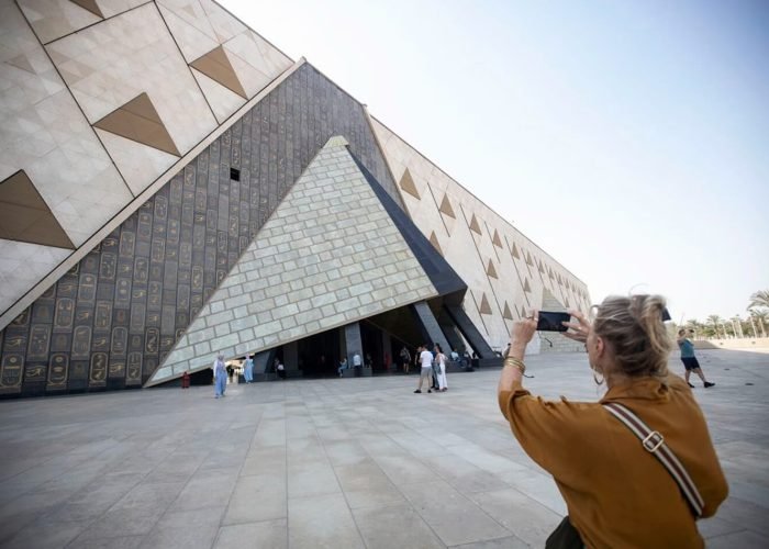 Una Meravigliosa Immagine Di Una Donna Di Fronte Al Grand Egyptian Museum