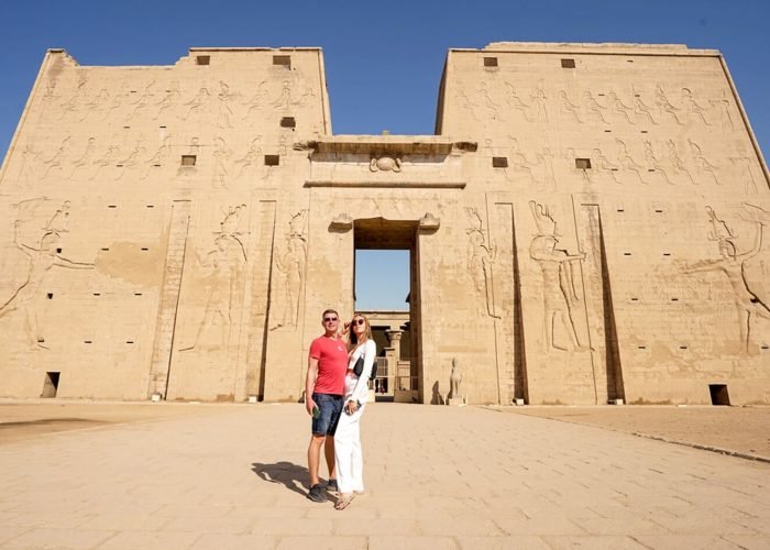 Una Splendida Foto Della Coppia Davanti Al Tempio Di Edfu