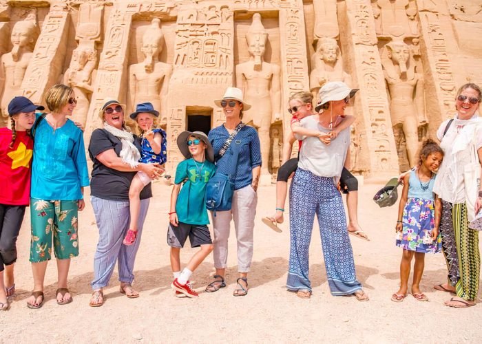 Una Splendida Foto Di Una Famiglia Di Fronte Al Tempio Di Abu Simbel