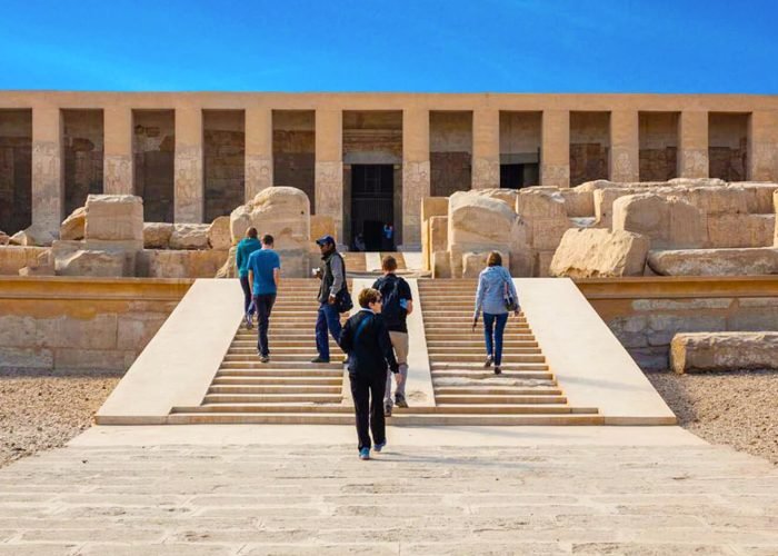 Una Splendida Immagine Di Alcuni Visitatori Di Fronte Al Tempio Di Abido