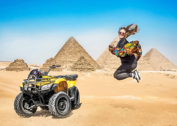 Uno Splendido Scatto Di Un Turista Con Un Quad Di Fronte Alle Piramidi Di Giza