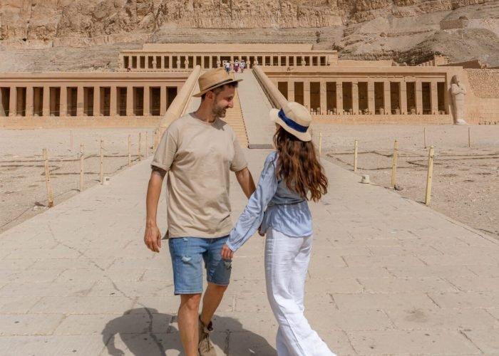 Una Meravigliosa Foto Della Coppia Di Fronte Al Tempio Di Hatshepsut