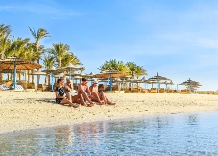 Una Foto Molto Bella Di Un Gruppo Di Turisti Sulla Spiaggia Di Port Ghalib