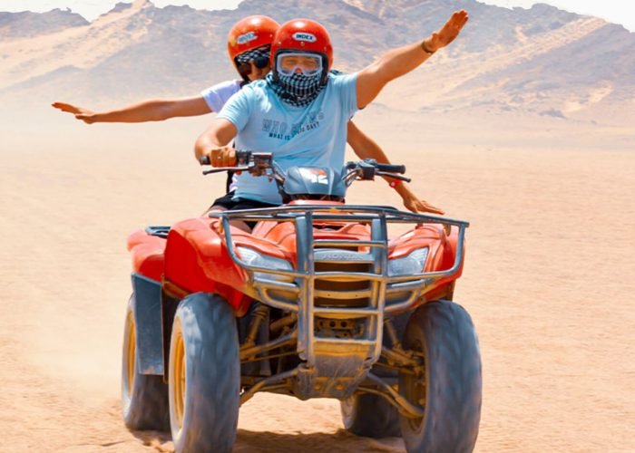 Una Meravigliosa Foto Di Due Persone Che Guidano Un Quad Durante Un Safari A Hurghada