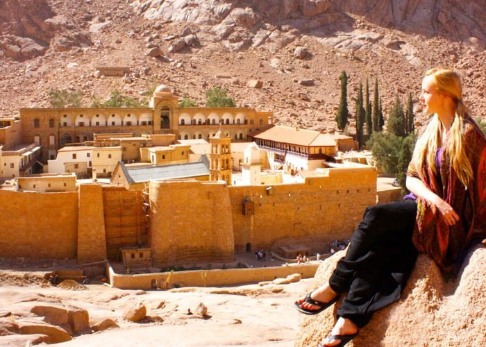 Una Meravigliosa Foto Di Un Turista Di Fronte Al Monastero Di Santa Caterina