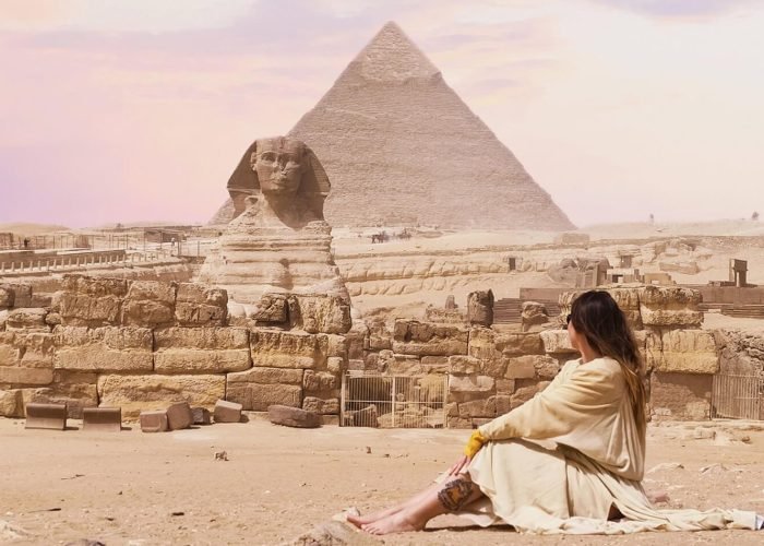 una-foto-di-una-donna-di-fronte-alle-piramidi-di-giza.jpg