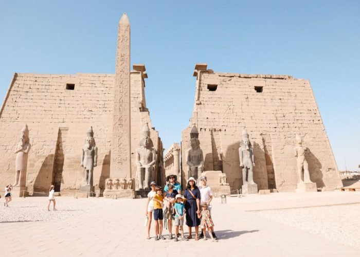 una-meravigliosa-foto-di-una-famiglia-di-fronte-al-tempio-di-luxor-1.jpg