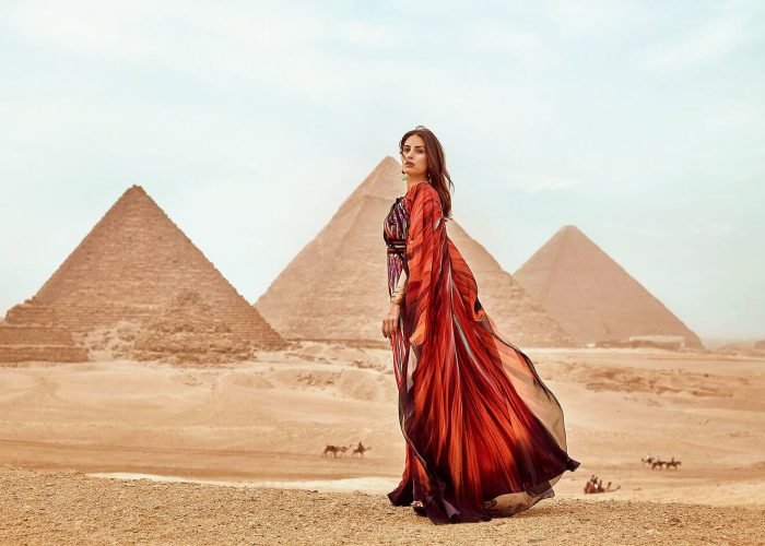 una-meravigliosa-immagine-di-una-ragazza-con-un-abito-rosso-di-fronte-alle-piramidi.jpg